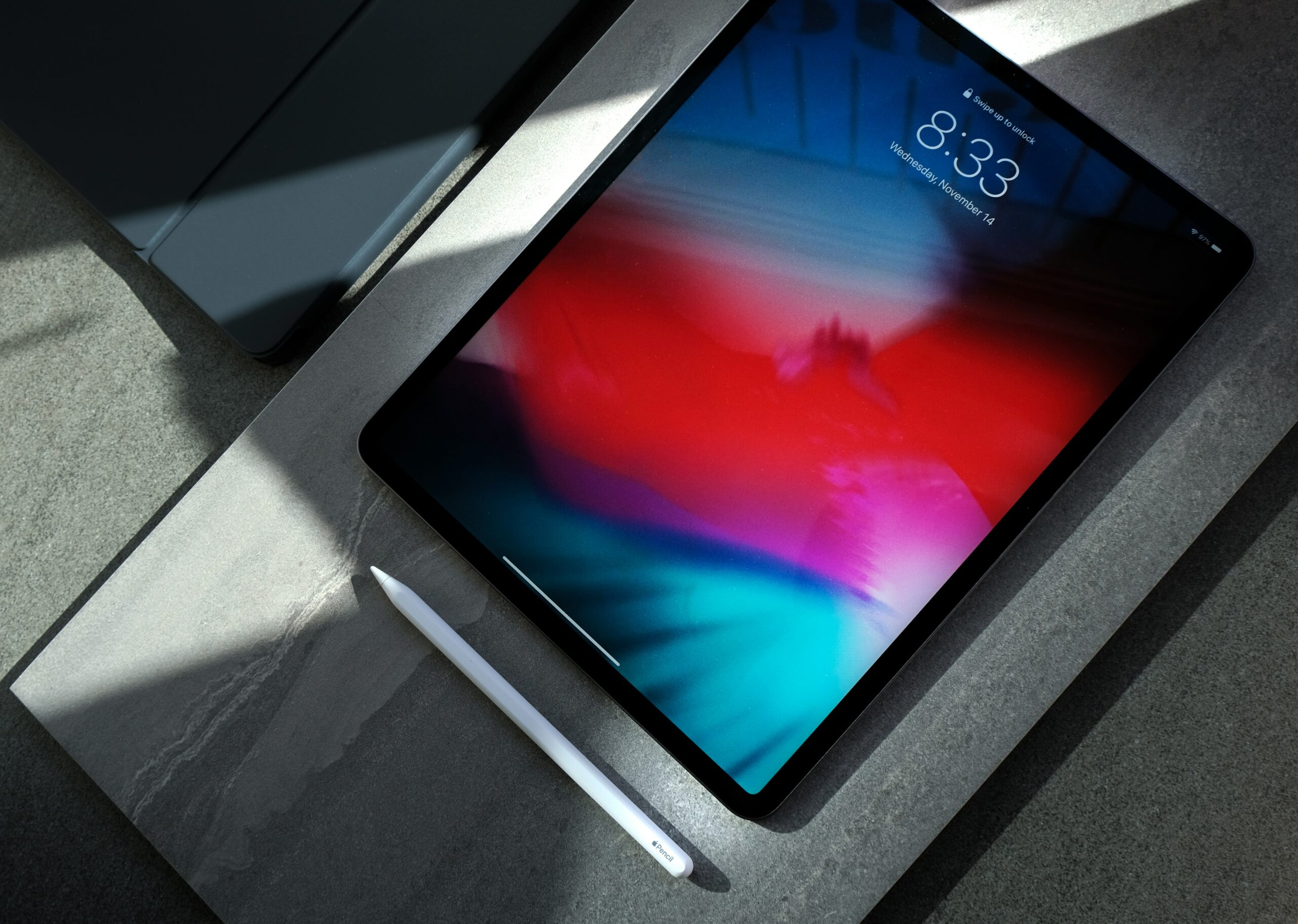 Een iPad op tafel die aan staat met een pen ernaast