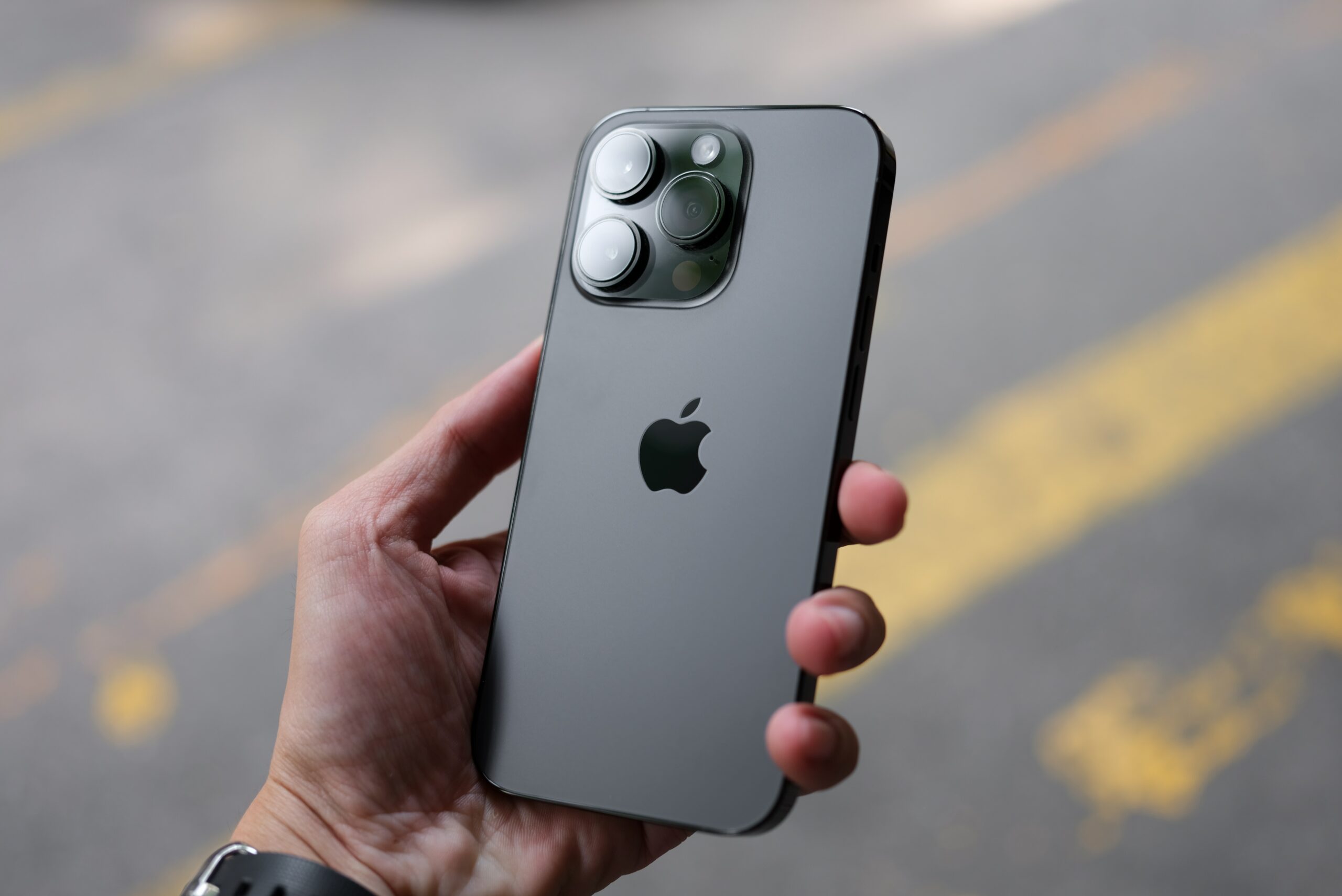 Man houd een iPhone 14 Pro vast.